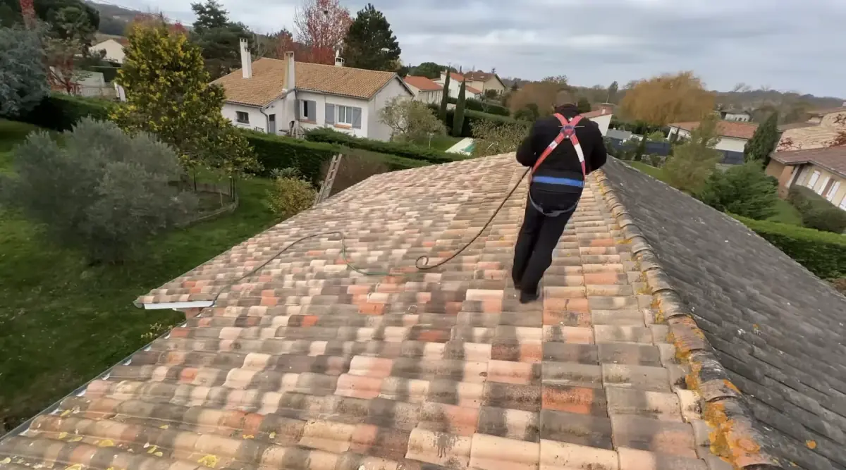 Démoussage de toiture en tuiles canal par un couvreur à Eysines — exemple de chantier Allotoiture33 dans le secteur de Mios.