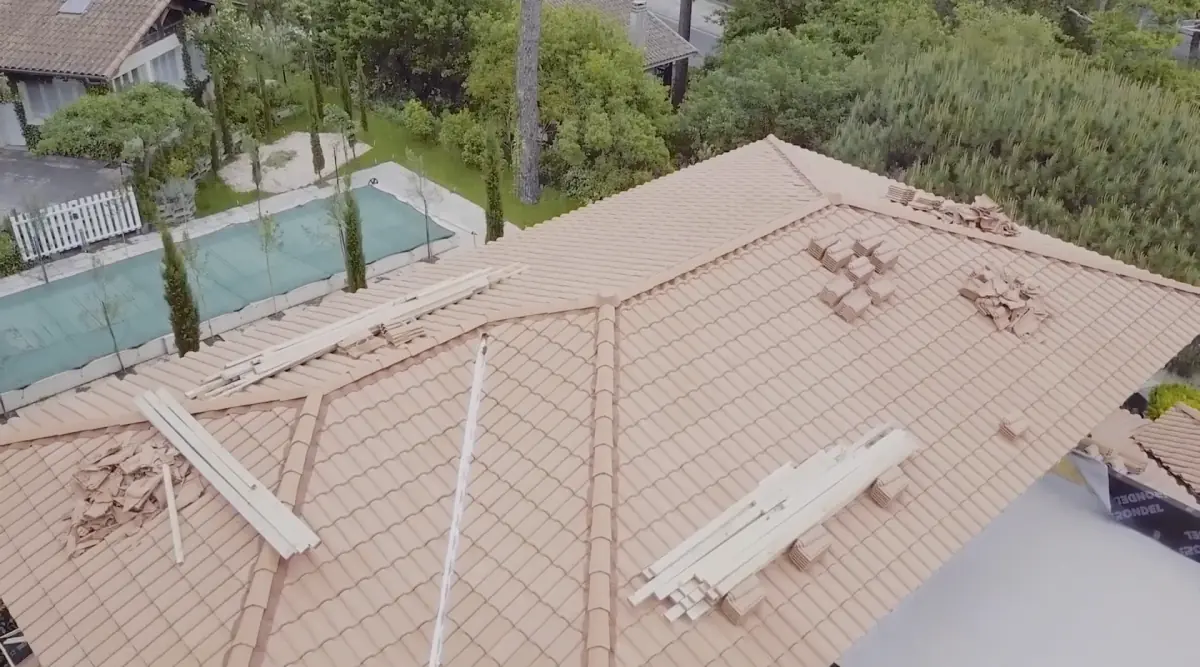 Dépose et pose de tuiles canal sur toiture de villa avec piscine en Gironde. Allotoiture33 intervient à Mios.
