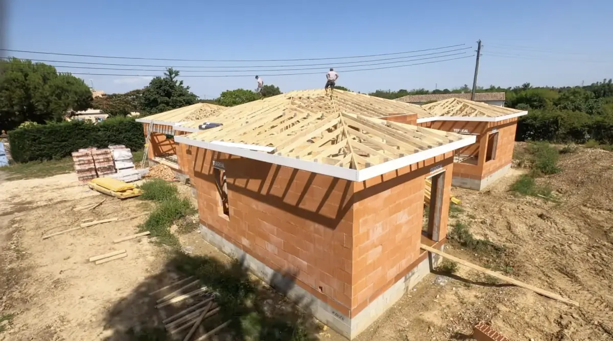 Pose de charpente à fermettes sur maison neuve en Gironde (33). Allotoiture33 intervient à Mios.