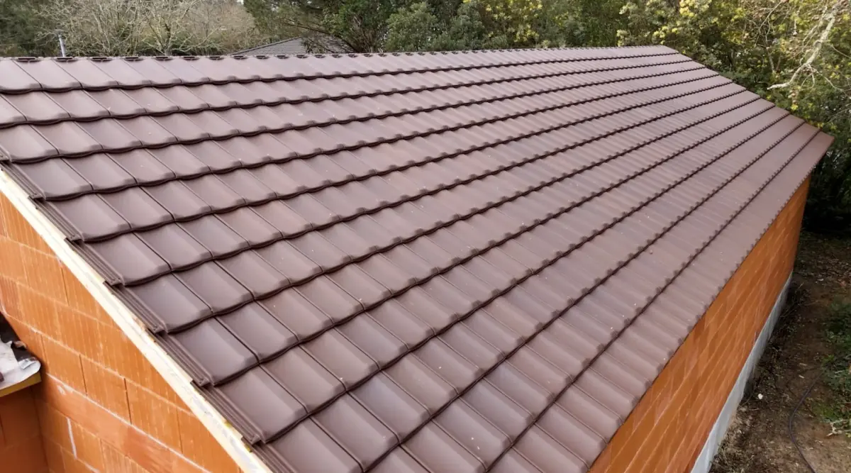Couvreur à Mios — Pose de tuiles métalliques sur toiture de garage en Gironde (33).
