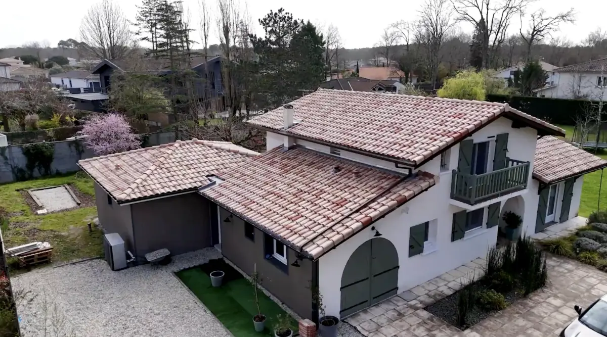 Couvreur à Mios — Réfection complète de toiture en tuiles canal sur maison néo-girondine.