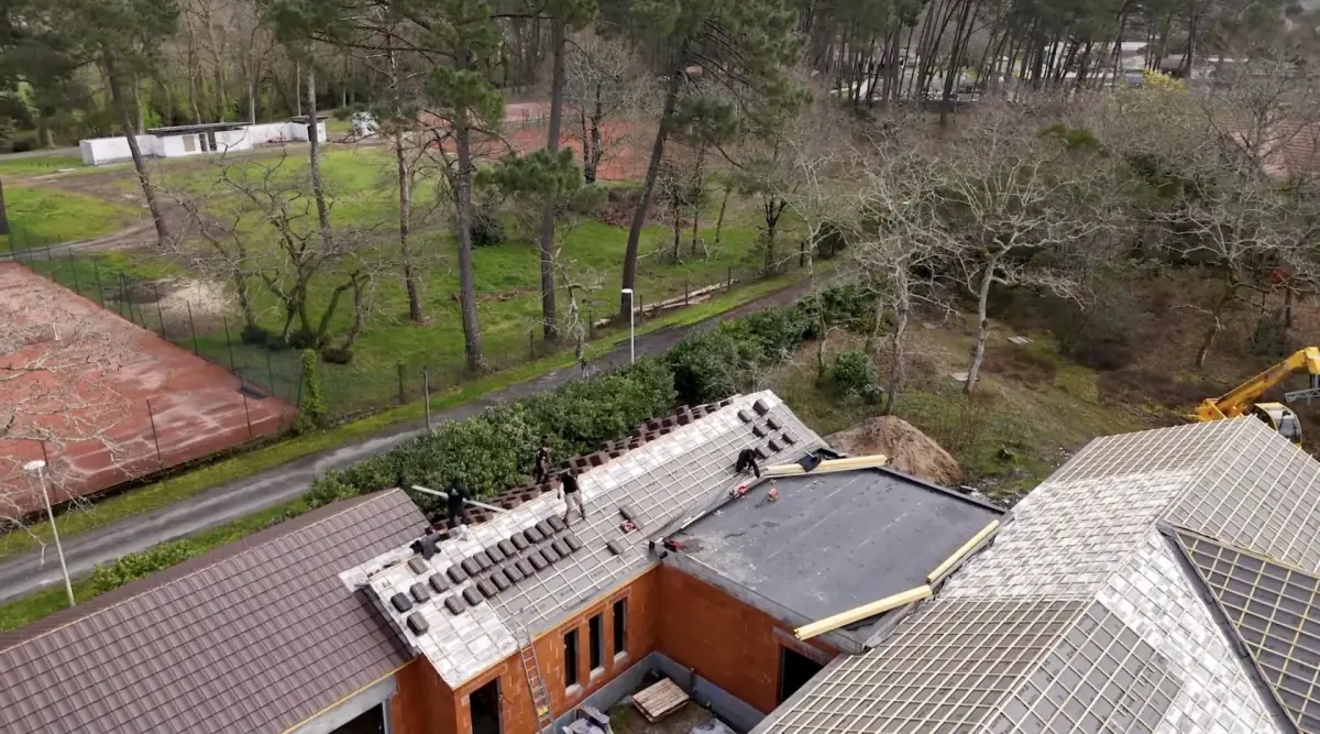 Couvreur à Mios — Rénovation d'une toiture en tuiles plates — chantier de couvreur à Bordeaux.